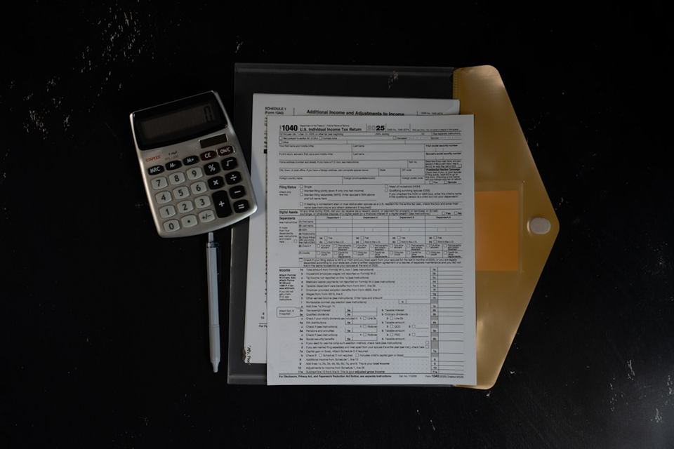 Obligatiedocumenten en financiële grafieken liggen naast een rekenmachine.