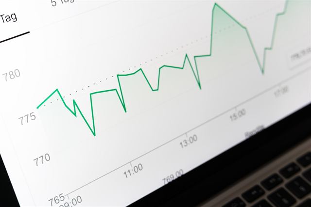 Bestuurders bespreken financiële stukken tijdens een formele vergadering.
